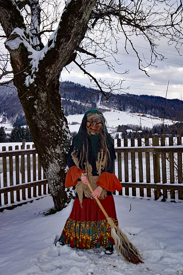 Natalia Kräutner mit Hexen-Maske von Gangl